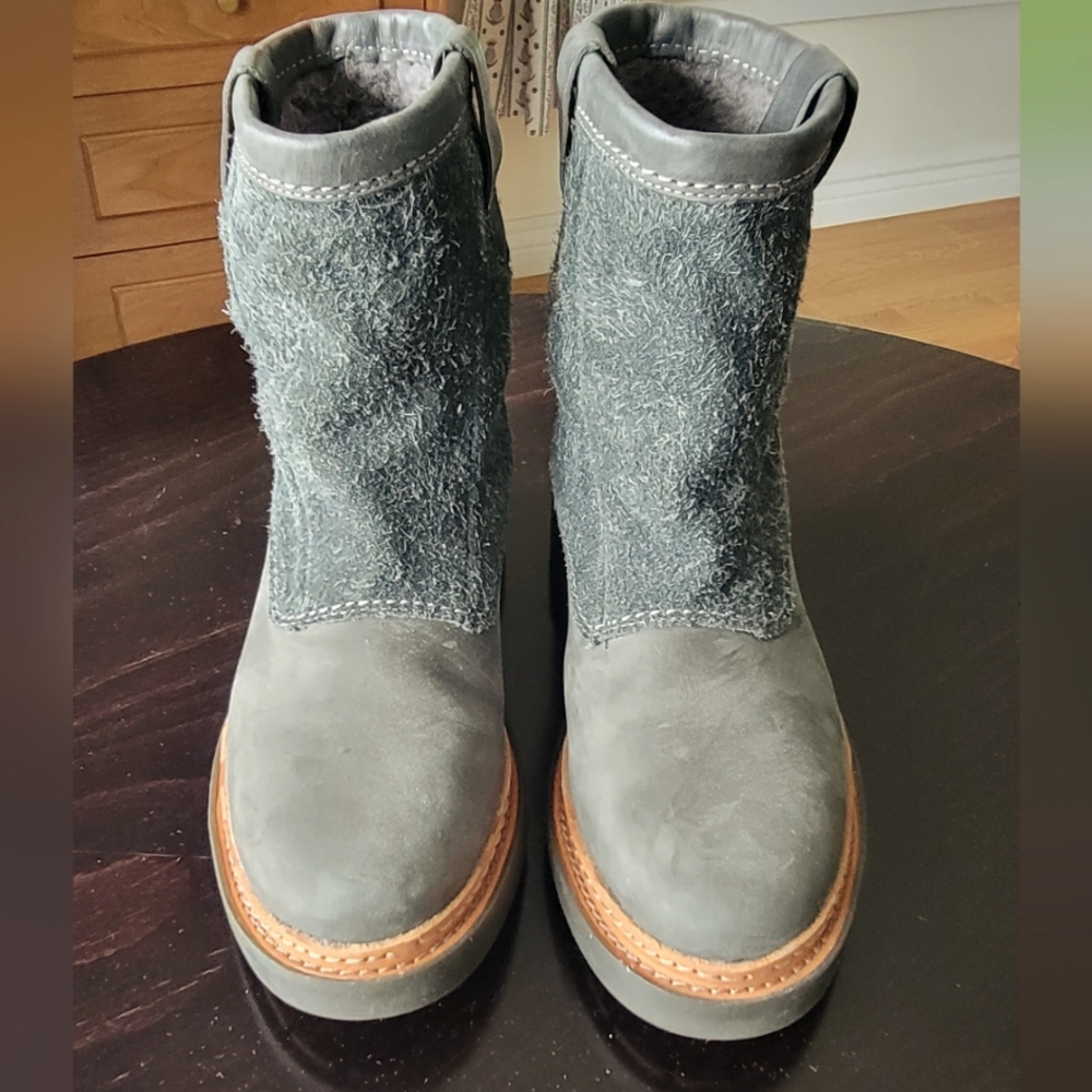 Clarks suede/leather boot size 7.5